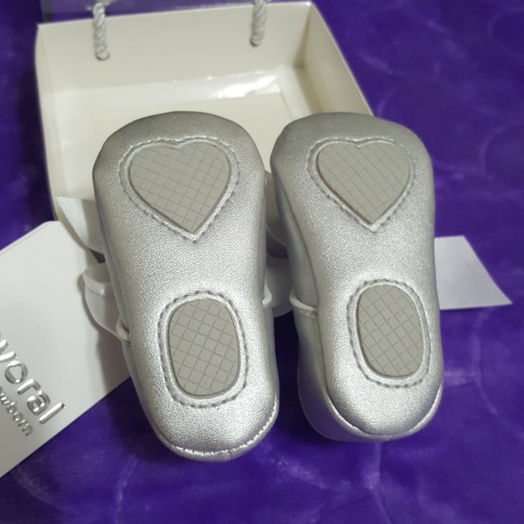 Precious baby shoes. NEW WITH TAGS. - Picture 2 of 7
